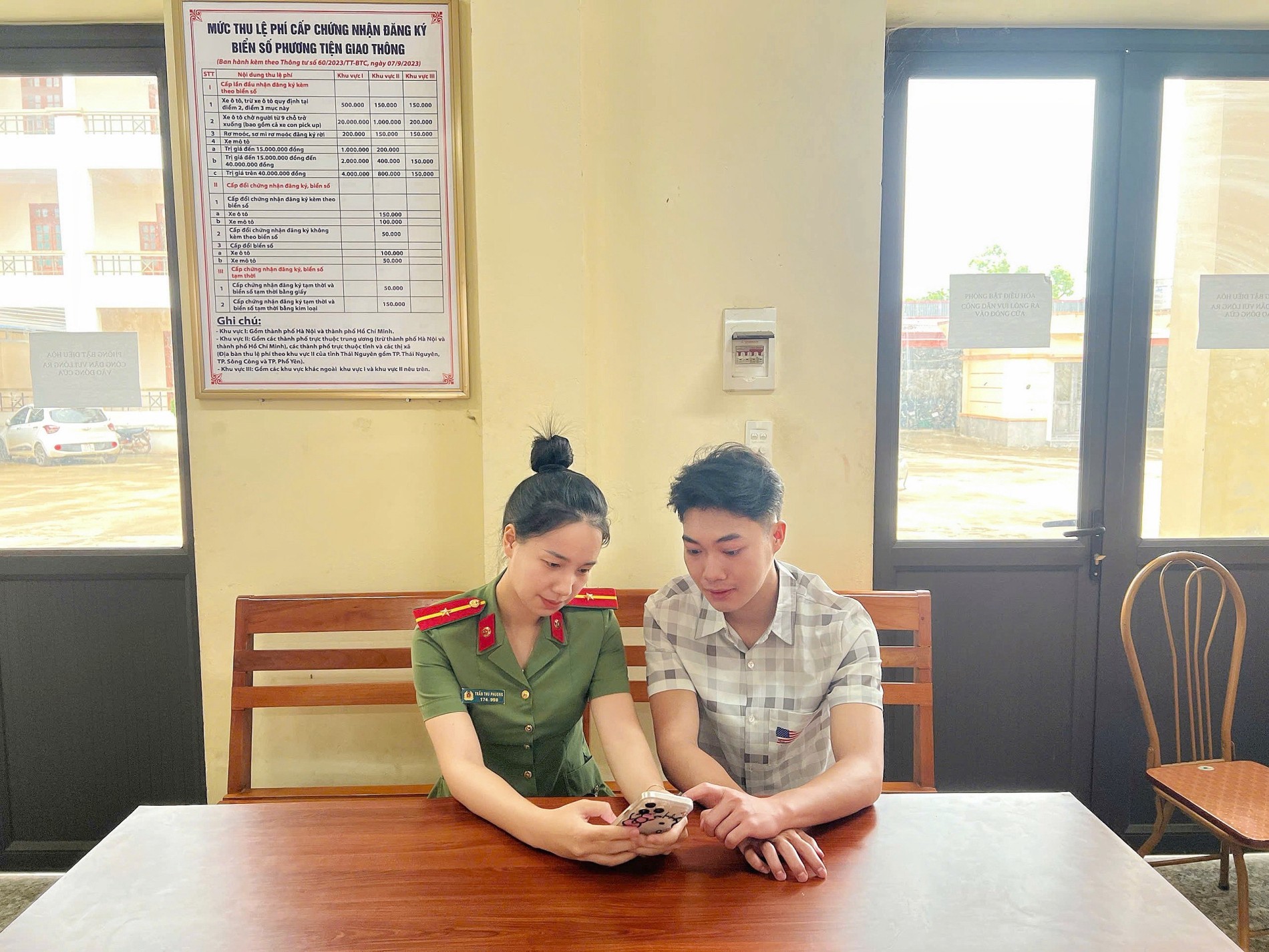 Công an xã Trại Cau hướng dẫn người dân tố giác tội phạm trên ứng dụng VneID