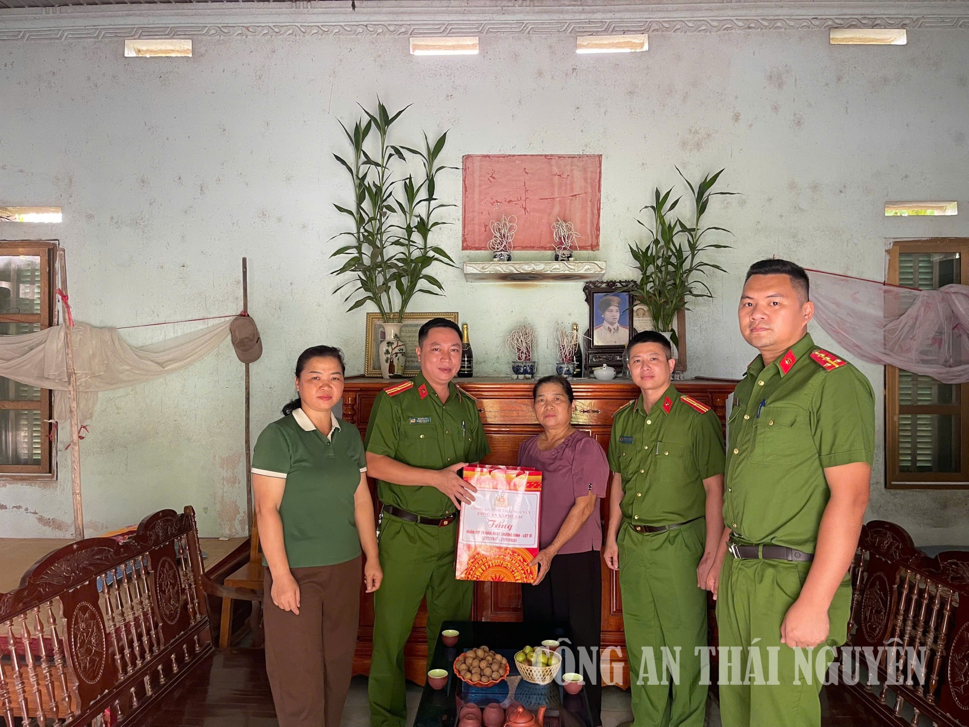 Thăm, tặng quà gia đình người có công, thân nhân liệt sĩ.