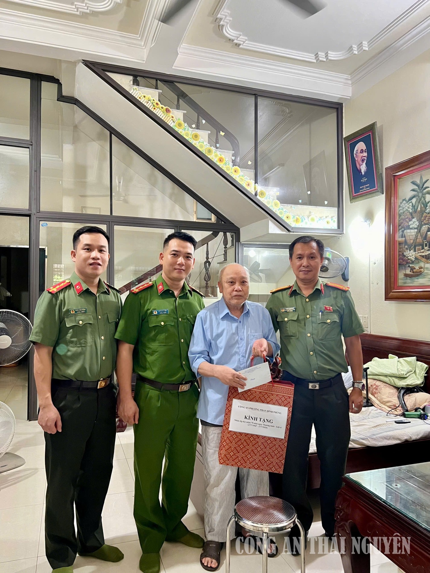 24 07 Phan Đinh Phùng thăm hỏi tặng quà (2)
