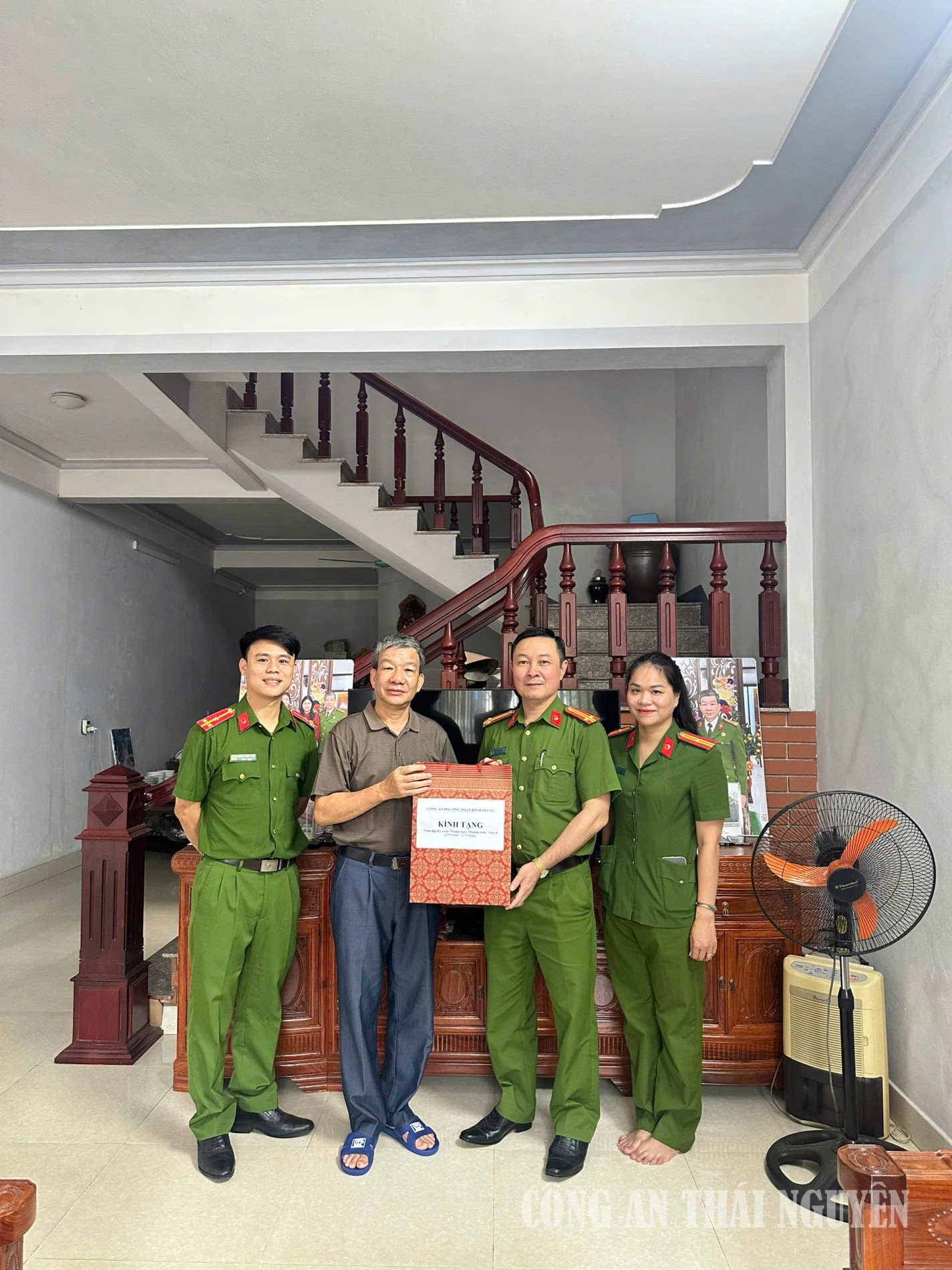 24 07 Phan Đinh Phùng thăm hỏi tặng quà (3)