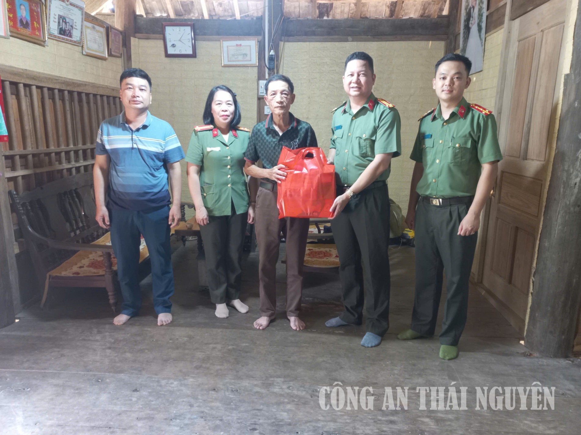 24 07 Phong Quang thăm hỏi tặng quà (2)