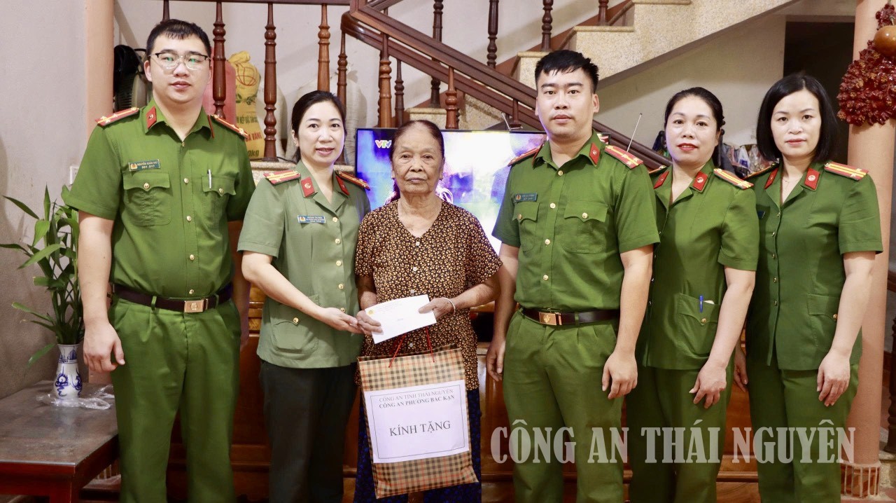 25 7 Bắc Kan tặng quà (1)