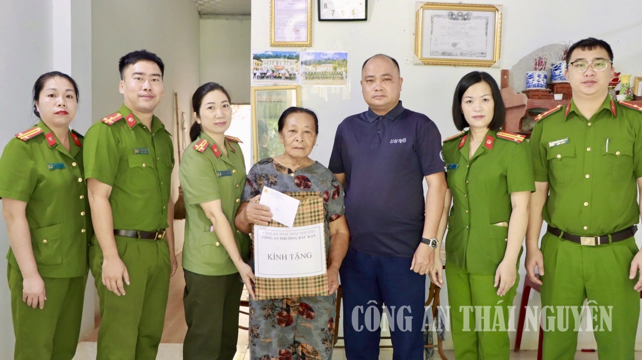 25 7 Bắc Kan tặng quà (3)
