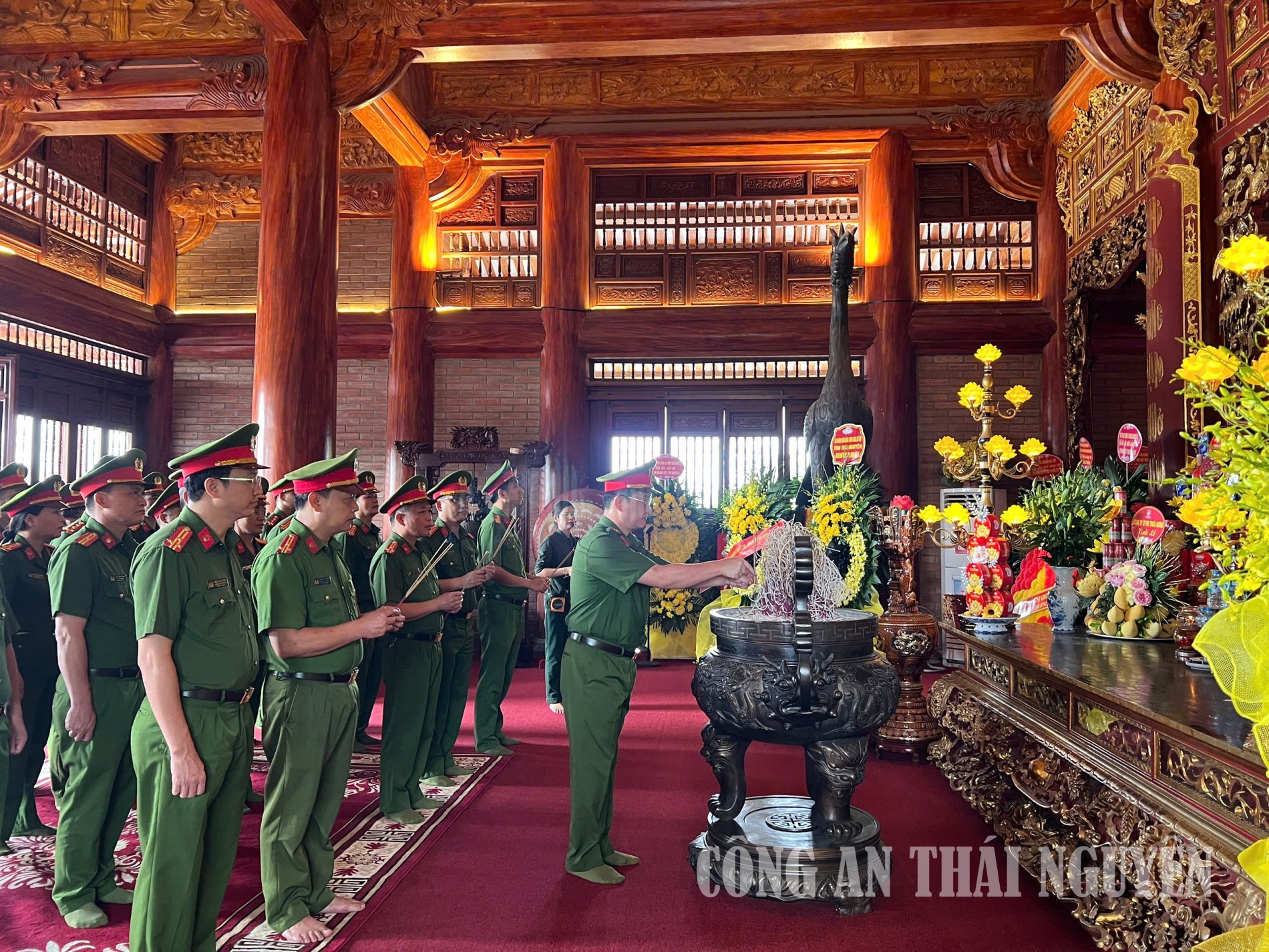 25 7 PC06 về nguồn tặng quà (6)