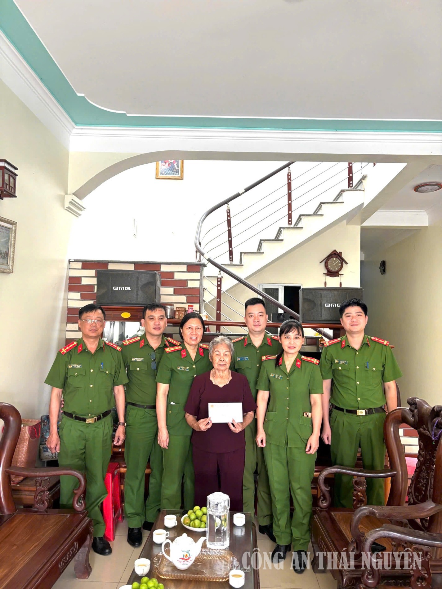 25 7 PC06 về nguồn tặng quà (9)