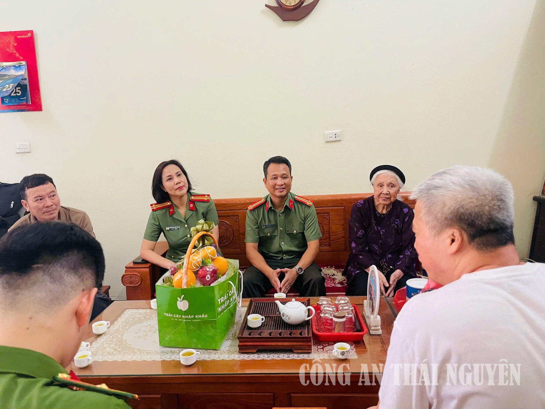 25 7 Tích Lương tặng quà (1)
