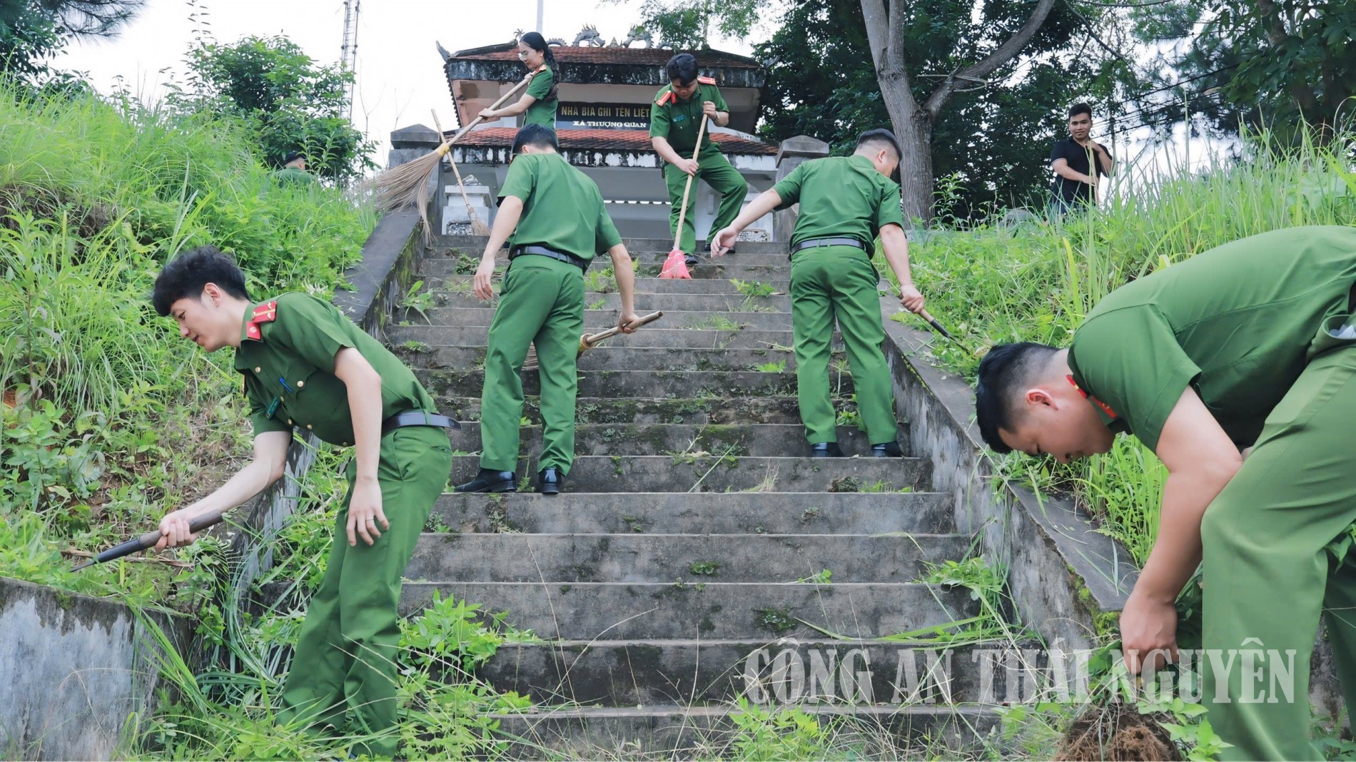 Chi đoàn Công an xã chỉnh trang, dọn dẹp đài tưởng niệm các anh hùng liệt sĩ