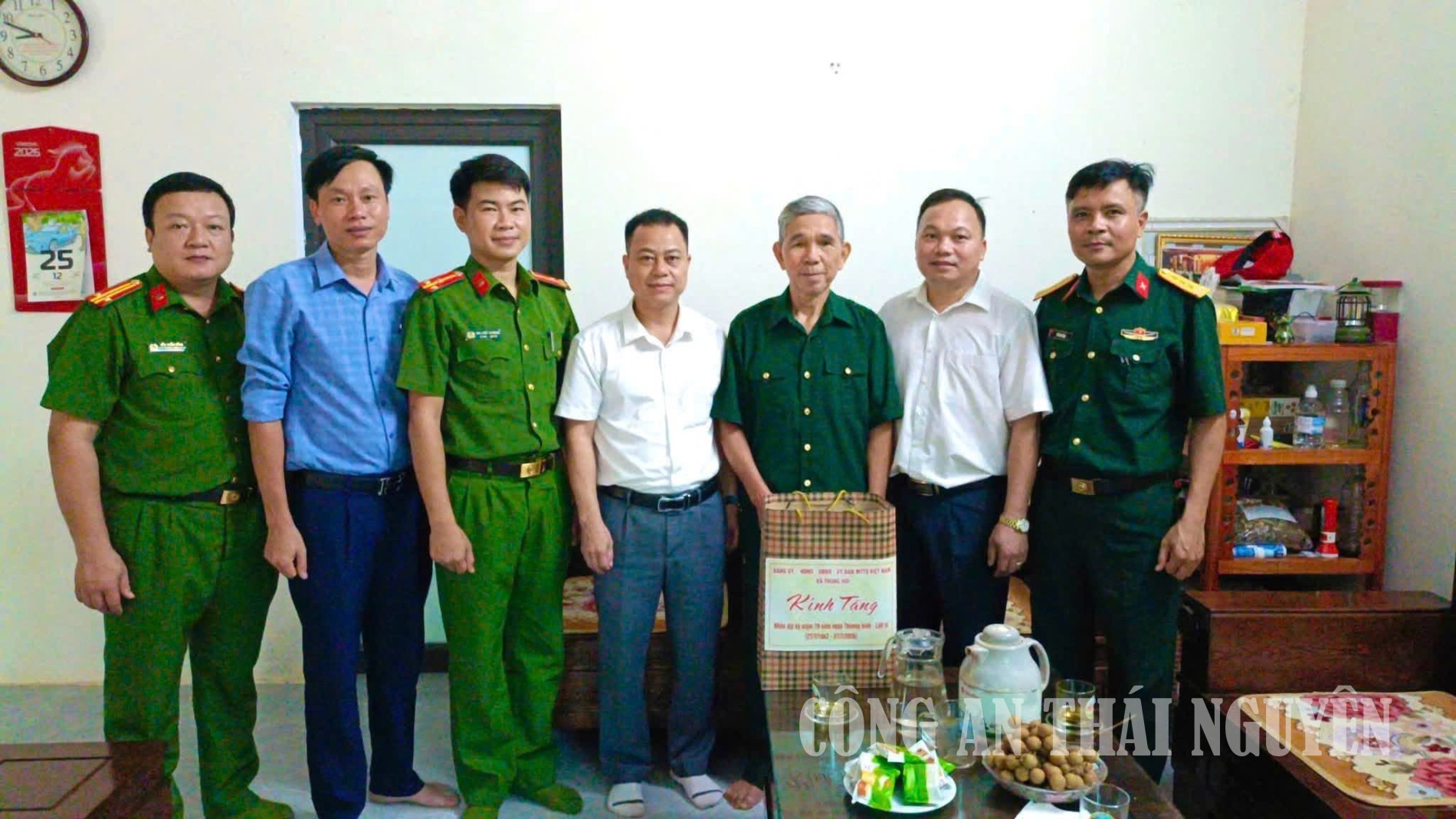 Công an xã Trung Hội tổ chức các hoạt động tri ân nhân kỷ niệm Ngày Thương binh - Liệt sĩ