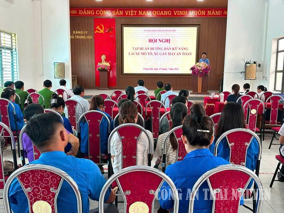 Công an xã Trung Hội tập huấn kỹ năng lái xe an toàn cho cán bộ và Nhân dân trên địa bàn