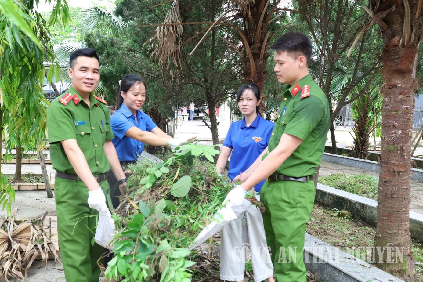 Đoàn viên, thanh niên tham gia dọn dẹp vệ sinh