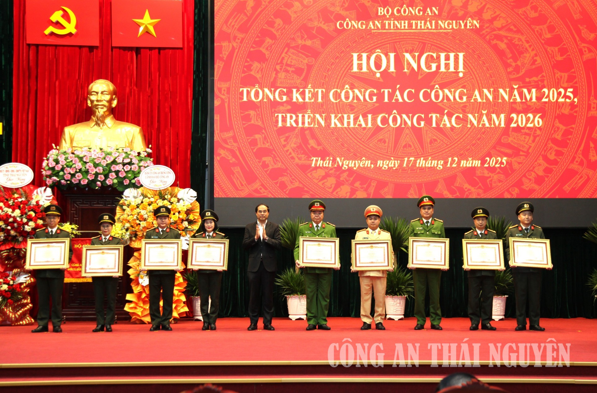 A12 BI THU TINH UY