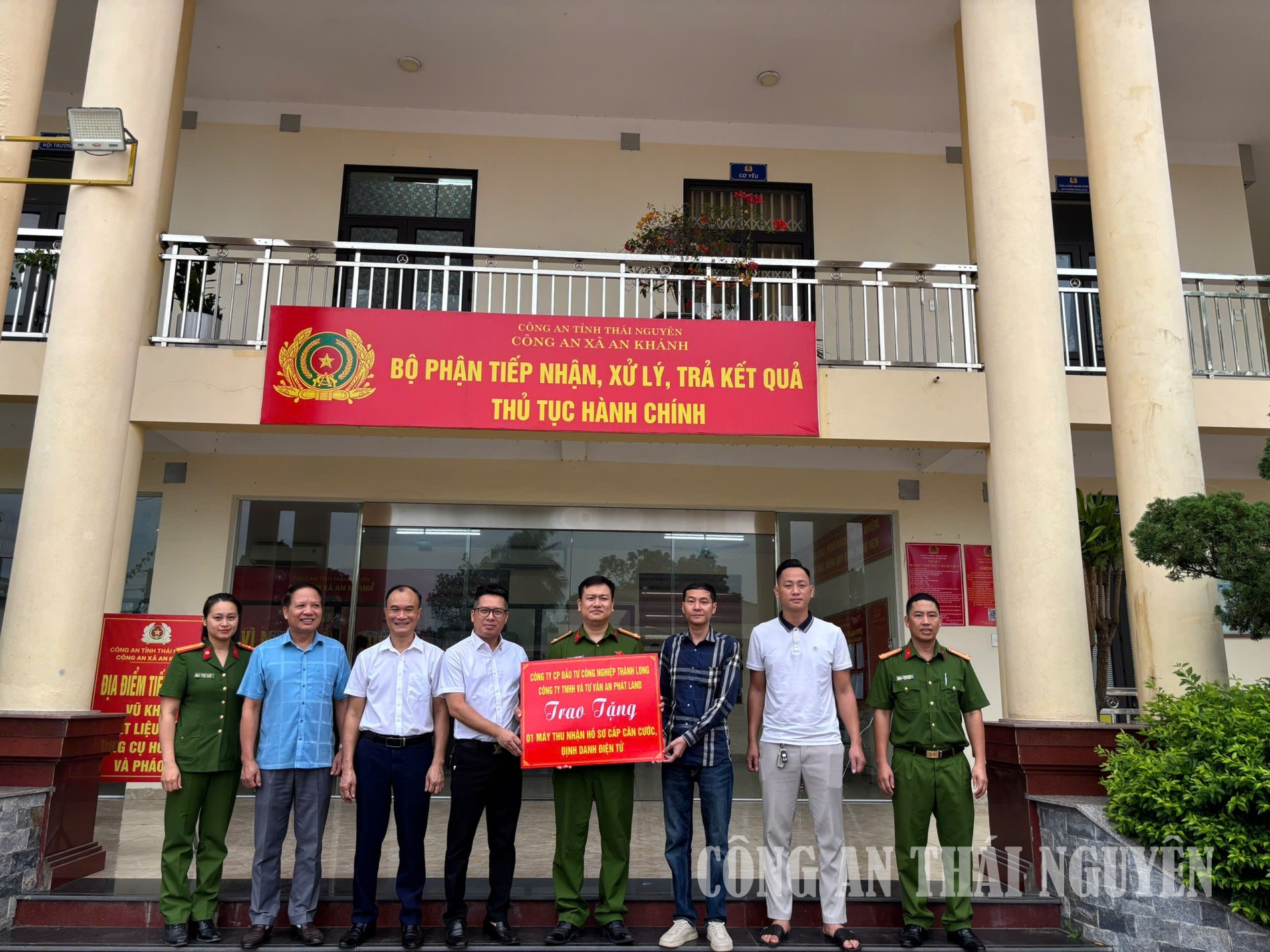 Đại diện các doanh nghiệp trao tặng thiết bị chuyên dụng cho Công an xã An Khánh