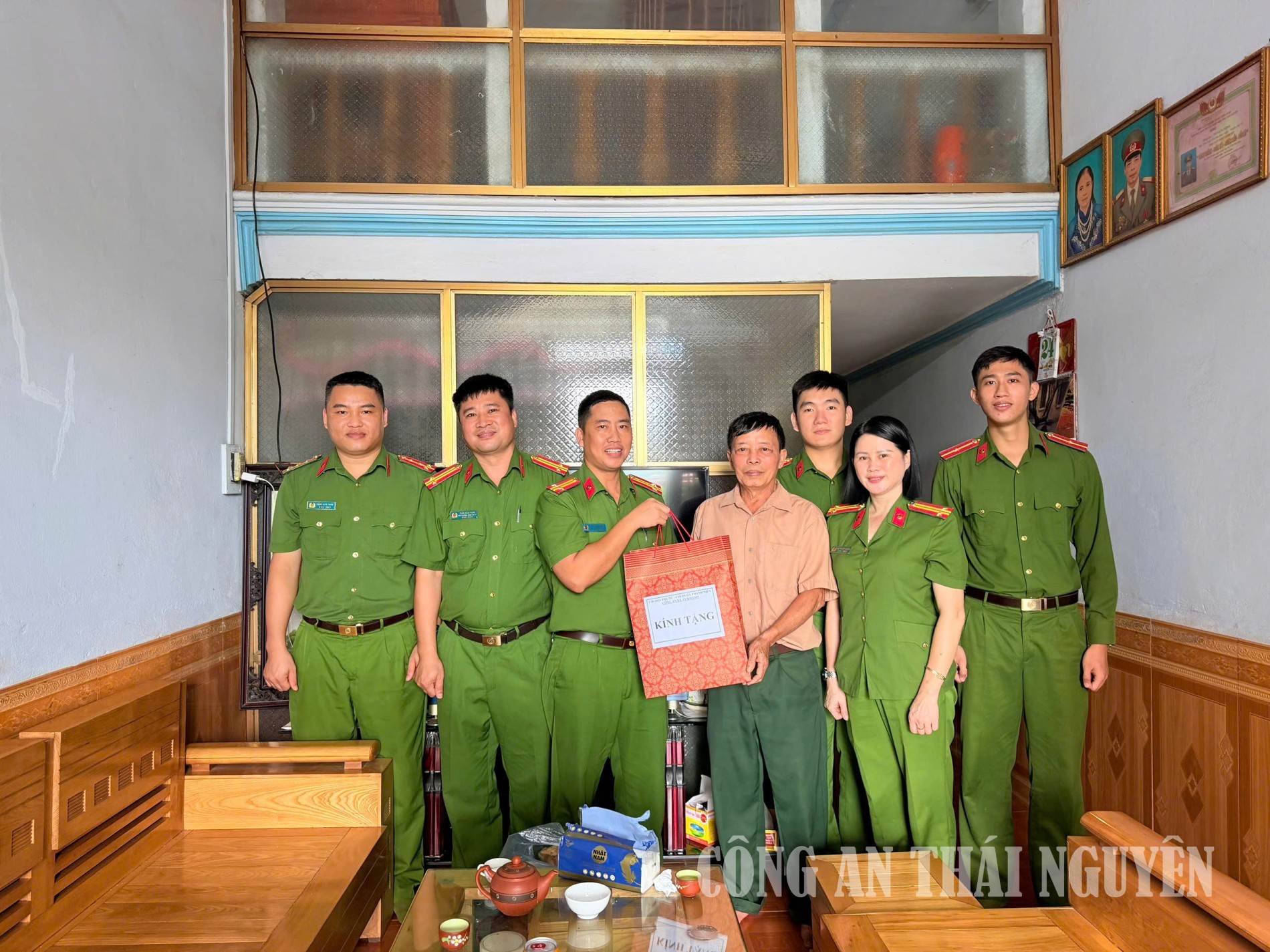 Công an xã An Khánh thăm, tặng quà gia đình chính sách.