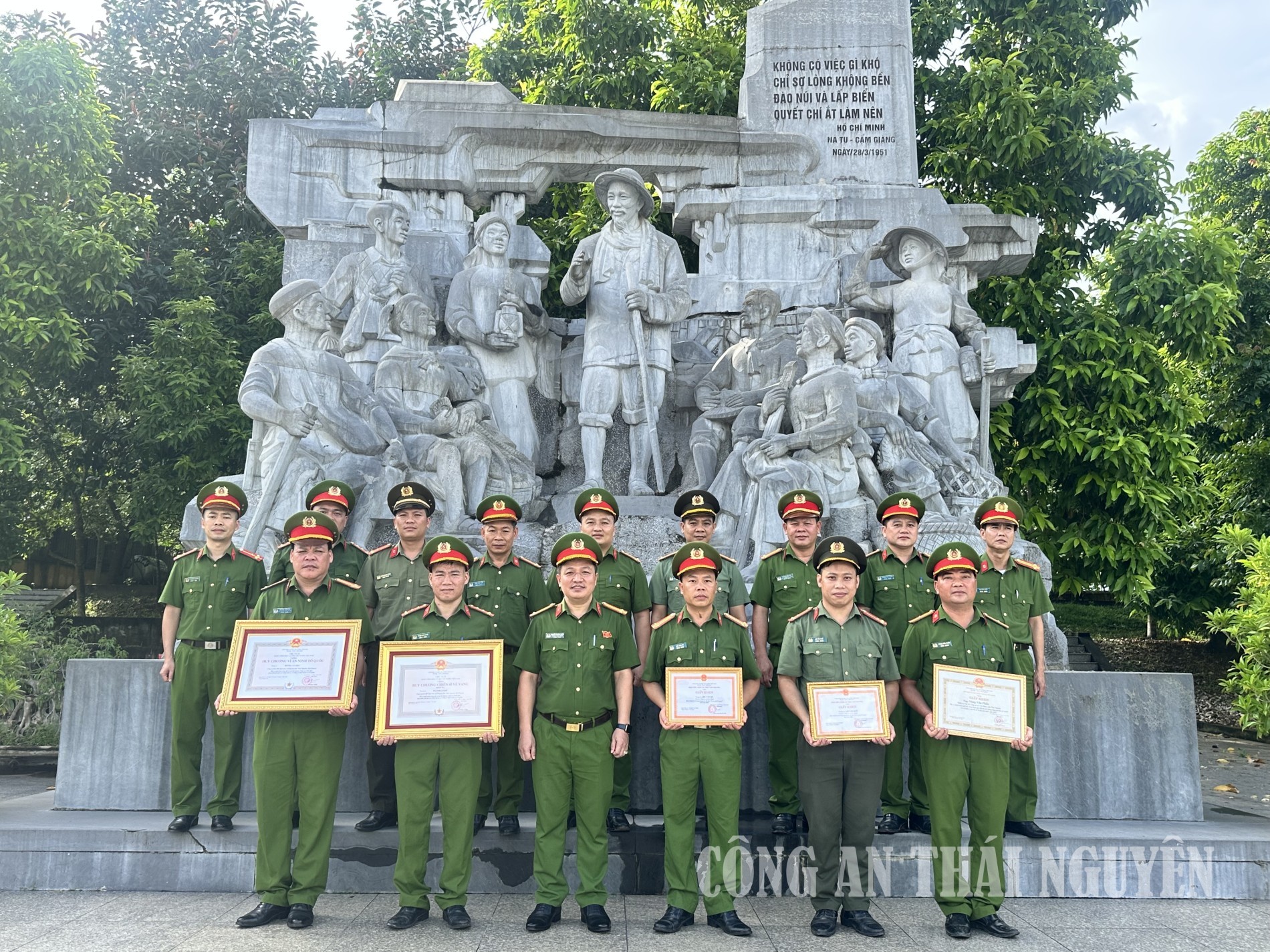 Công an xã Côn Minh đã tổ chức công bố và trao Giấy khen của Giám đốc Công an tỉnh Thái Nguyên cho các cán bộ, chiến sĩ có thành tích xuất sắc trong công tác, chiến đấu và phong trào thi đua “Vì an ninh Tổ quốc”.