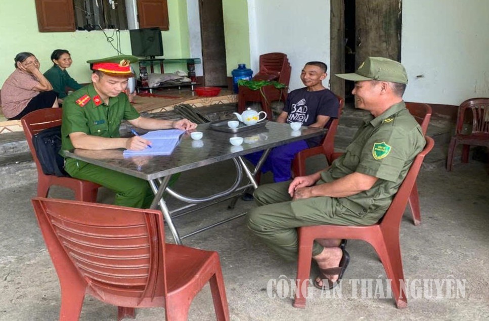 Công an xã Cẩm Giàng kiểm tra cư trú, bảo đảm an ninh, trật tự.