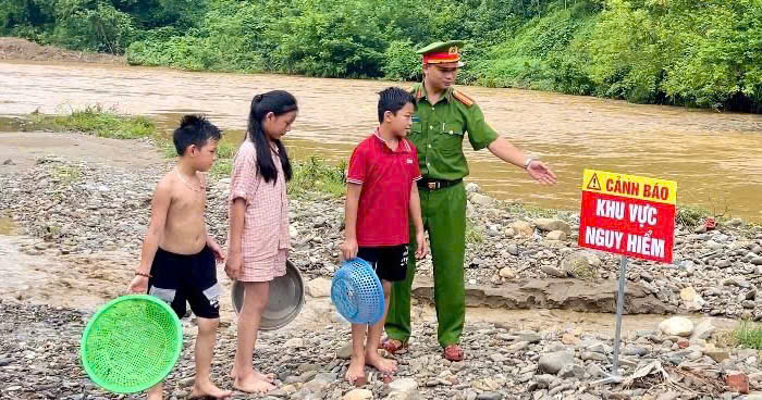 Công an xã Cẩm Giàng tuyên truyền, phòng chống đuối nước cho trẻ em