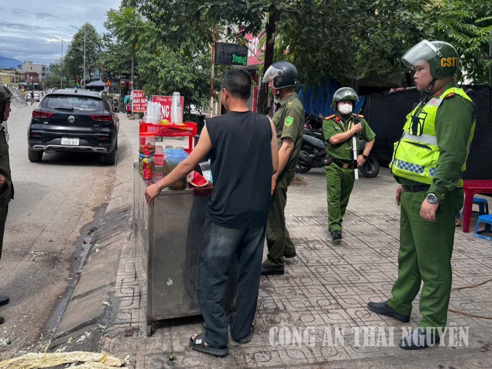 CAP Quyết Thắng ra quân xử lý vi phạm hành lang vỉa hè