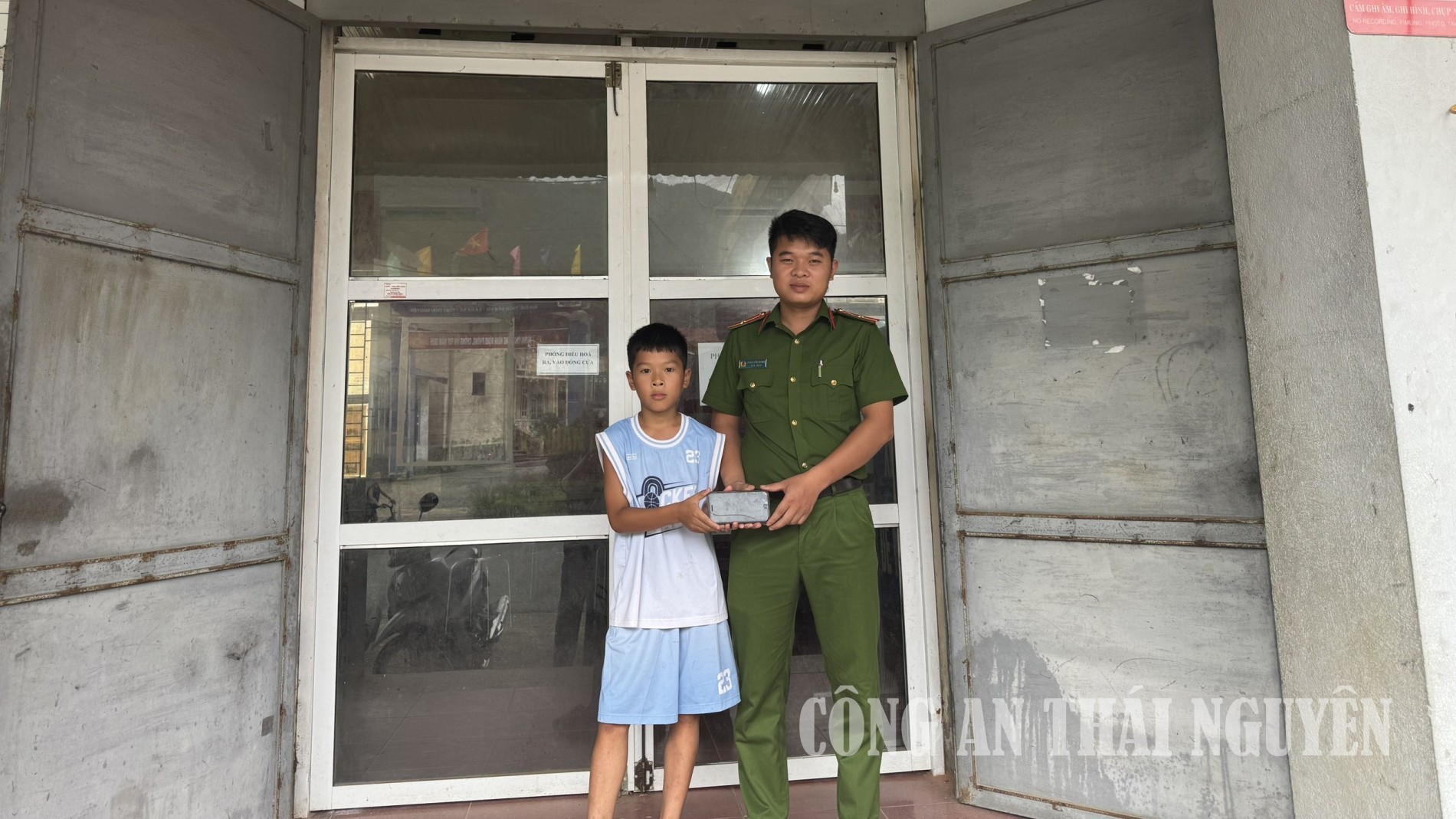 Kịp thời xác minh, trao trả một chiếc điện thoại di động cho người đánh rơi.
