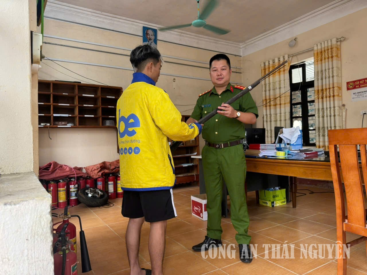 Công dân trên địa bàn xã Na Rì tự nguyện mang súng tự chế đến giao nộp.