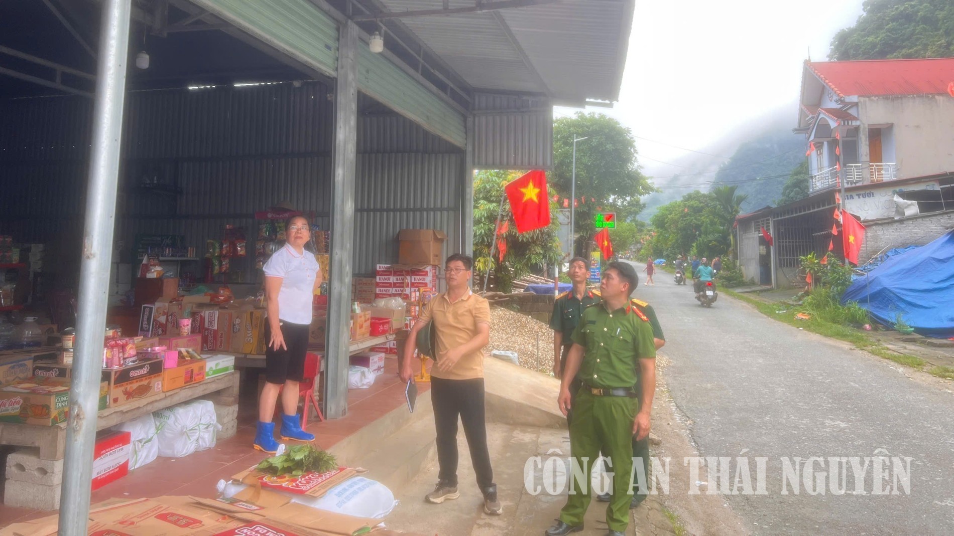 Tuyên truyền, xử lý tình trạng lấn chiếm hành lang an toàn giao thông trên địa bàn xã Văn Lang