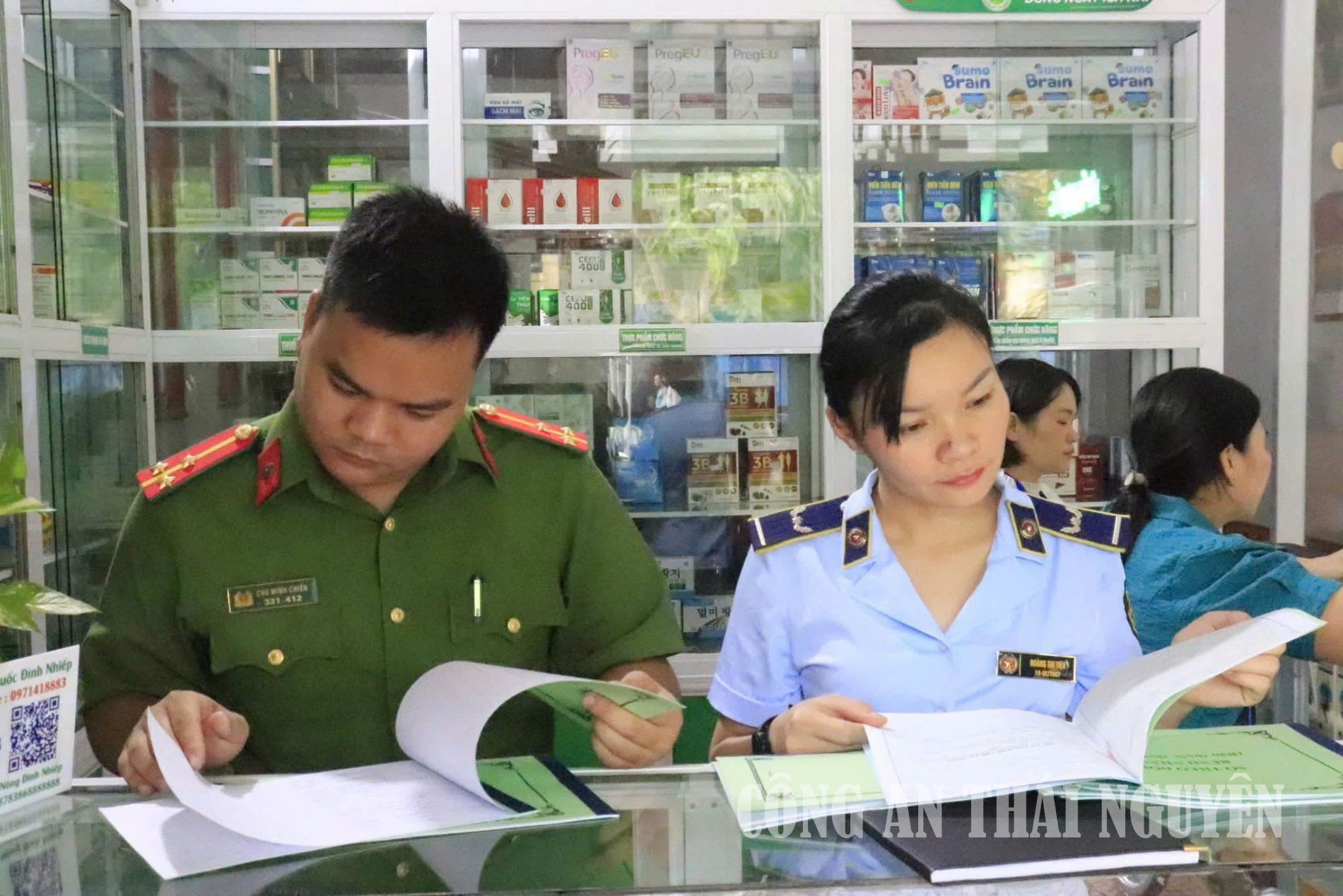 Kiểm tra định kỳ hoạt động hành nghề y, dược tư nhân trên địa bàn xã Chợ Đồn.