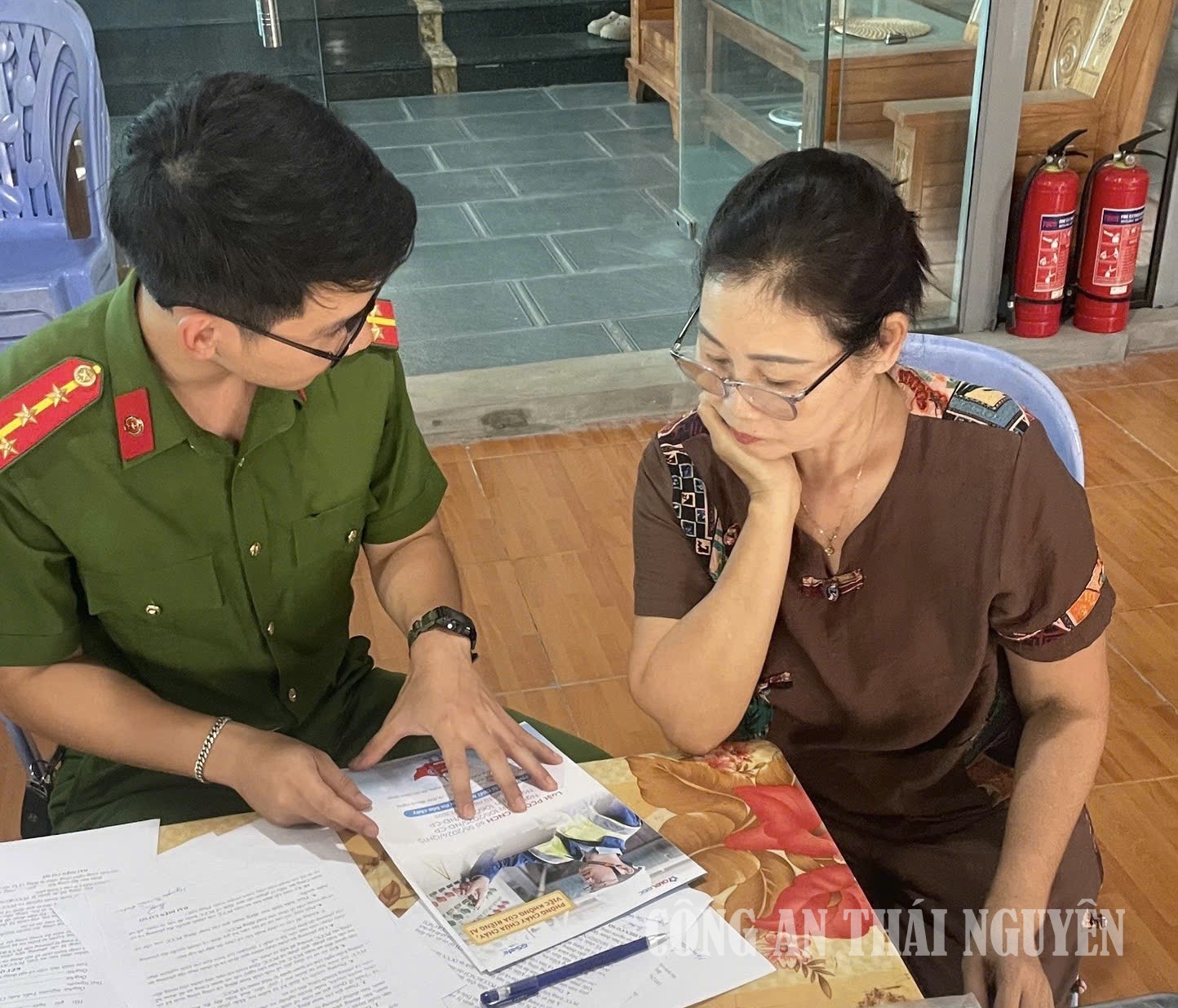Cán bộ Công an phường hướng dẫn tại cơ sở kinh doanh trên địa bàn