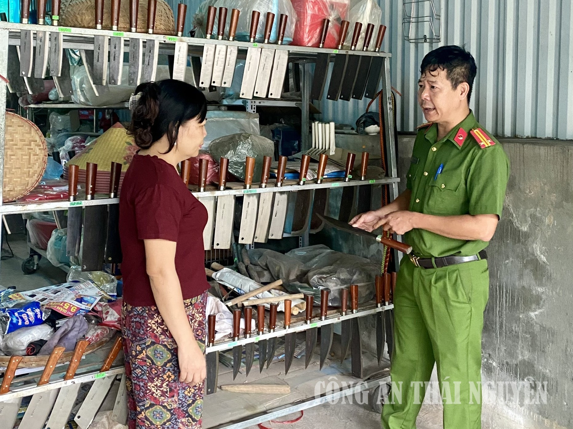 Công an phường nhắc nhở tiểu thương kiểm soát chặt chẽ nguồn cung, không để hung khí lọt vào tay kẻ xấu