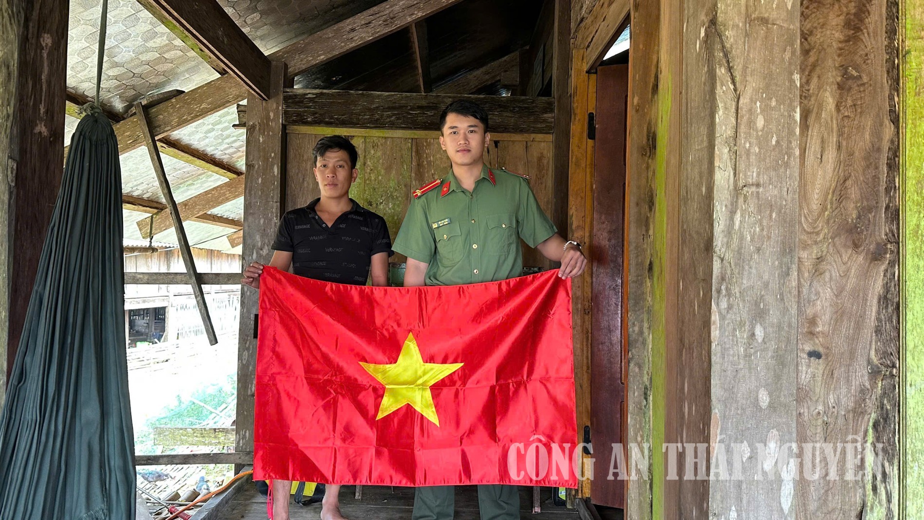 Công an xã tặng cờ Tổ quốc tín đồ theo đạo Công giáo tại thôn Slam Vè