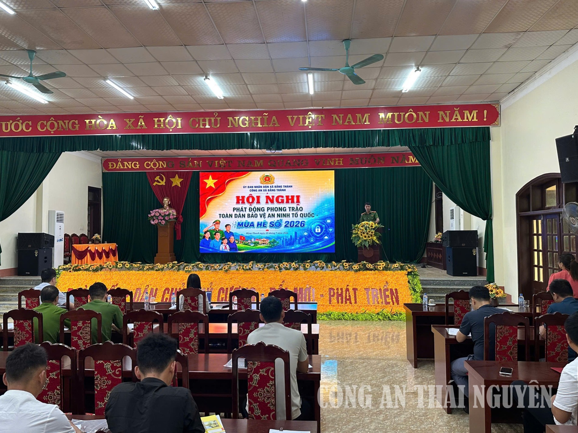 Công an xã tập huấn kỹ năng số và an toàn thông tin trên môi trường mạng.