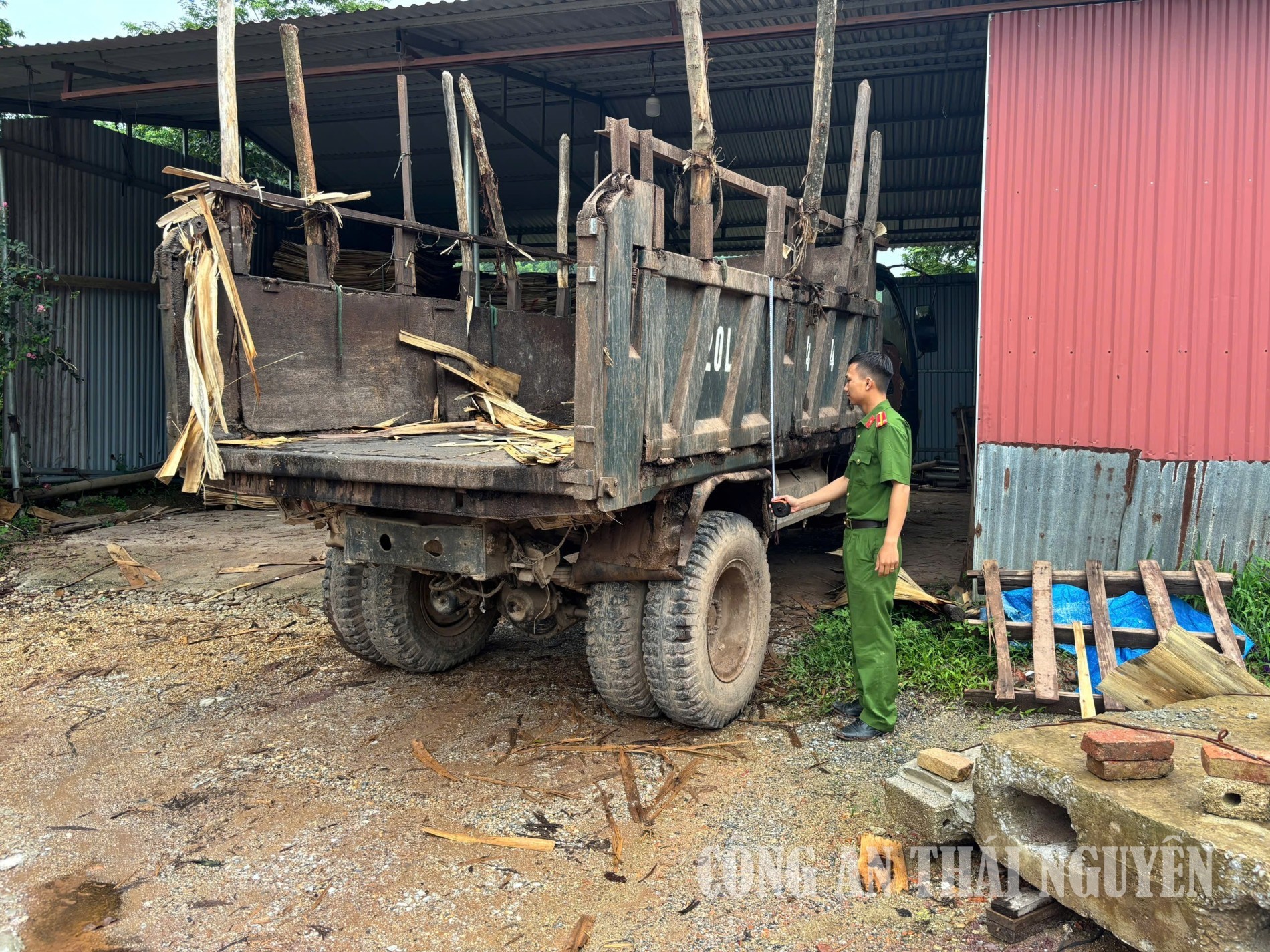 Tổ Cảnh sát trật tự kiểm tra, đo kích thước thành thùng phương tiện vận tải