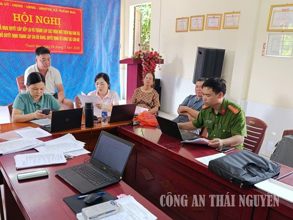 Công an xã tham gia tổ công tác rà soát, thu thập thông tin và đồng bộ hoá dữ liệu