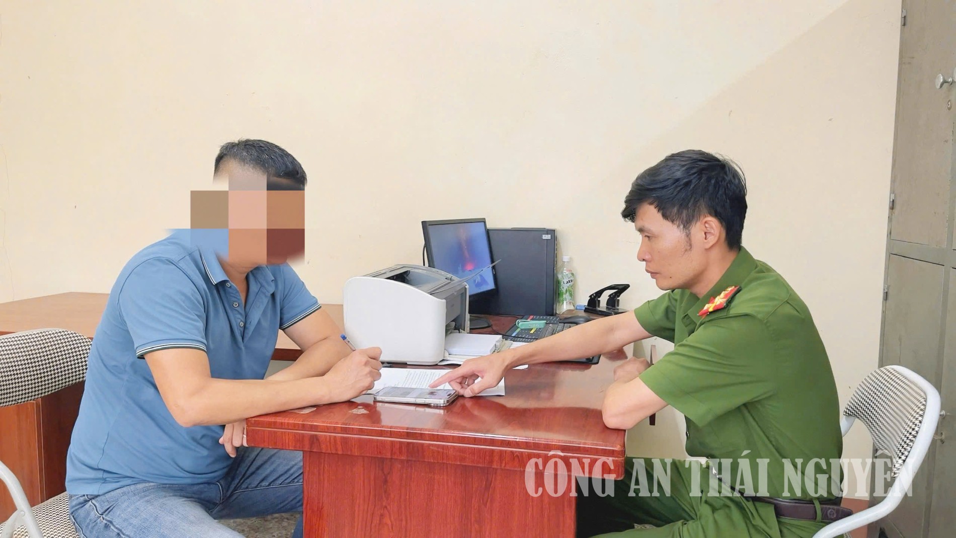 Cán bộ Công an xã làm việc với công dân vi phạm