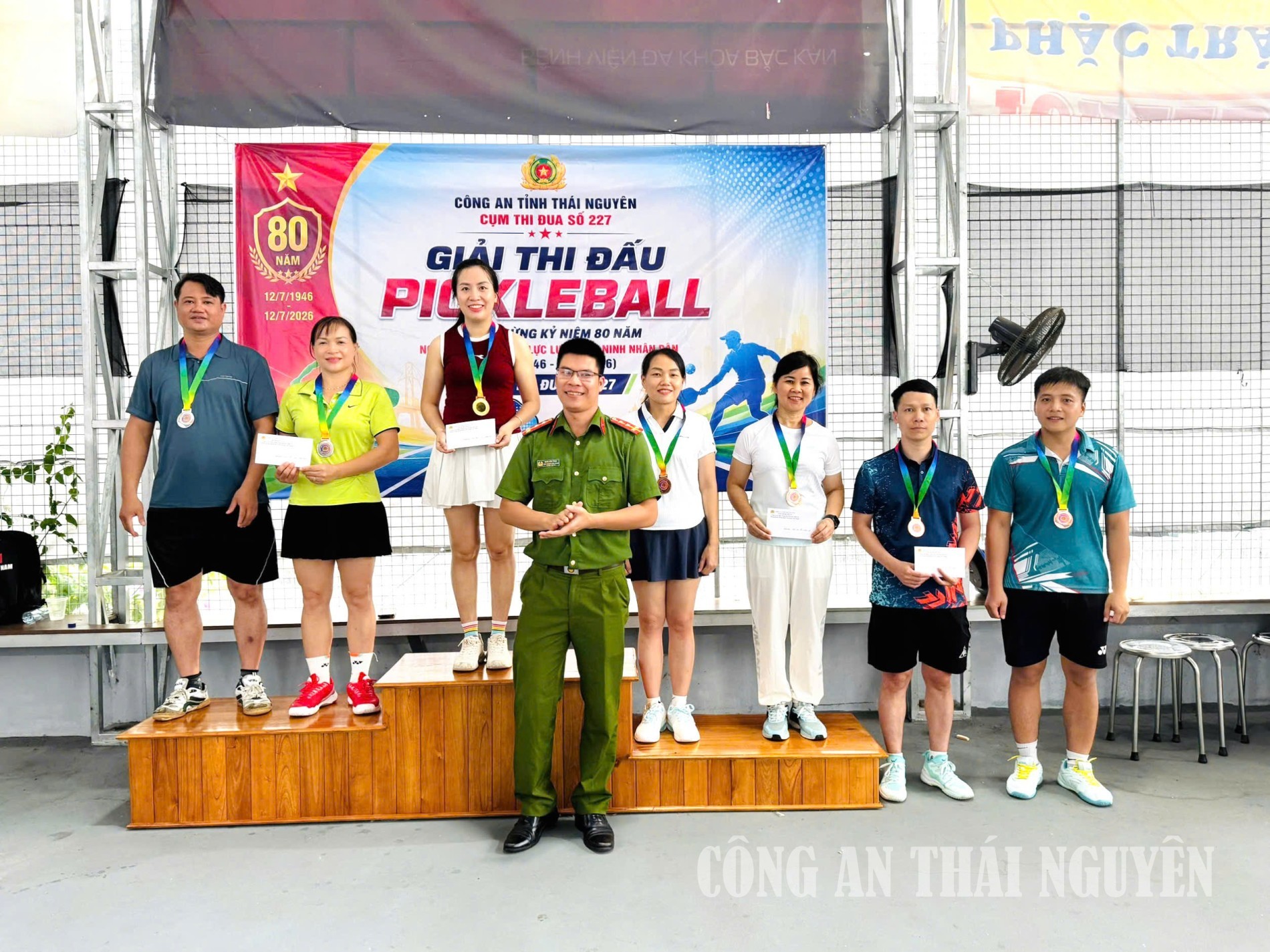 Ban tổ chức trao giải cho các vận động viên đạt giải