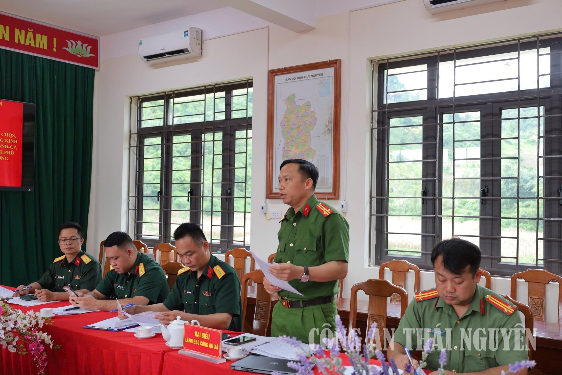 Trưởng Công an xã phát biểu tại hội nghị.