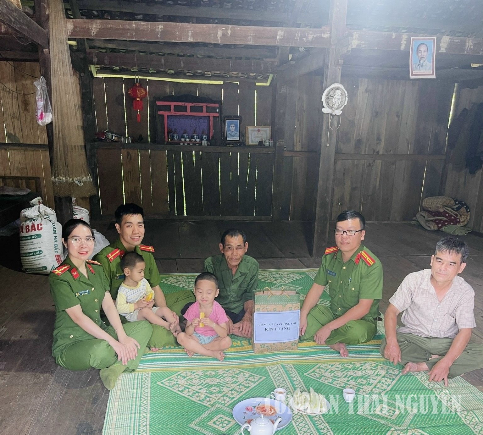 CƯỜNG LỢI THĂM HỎI TẶNG QUÀ (1)