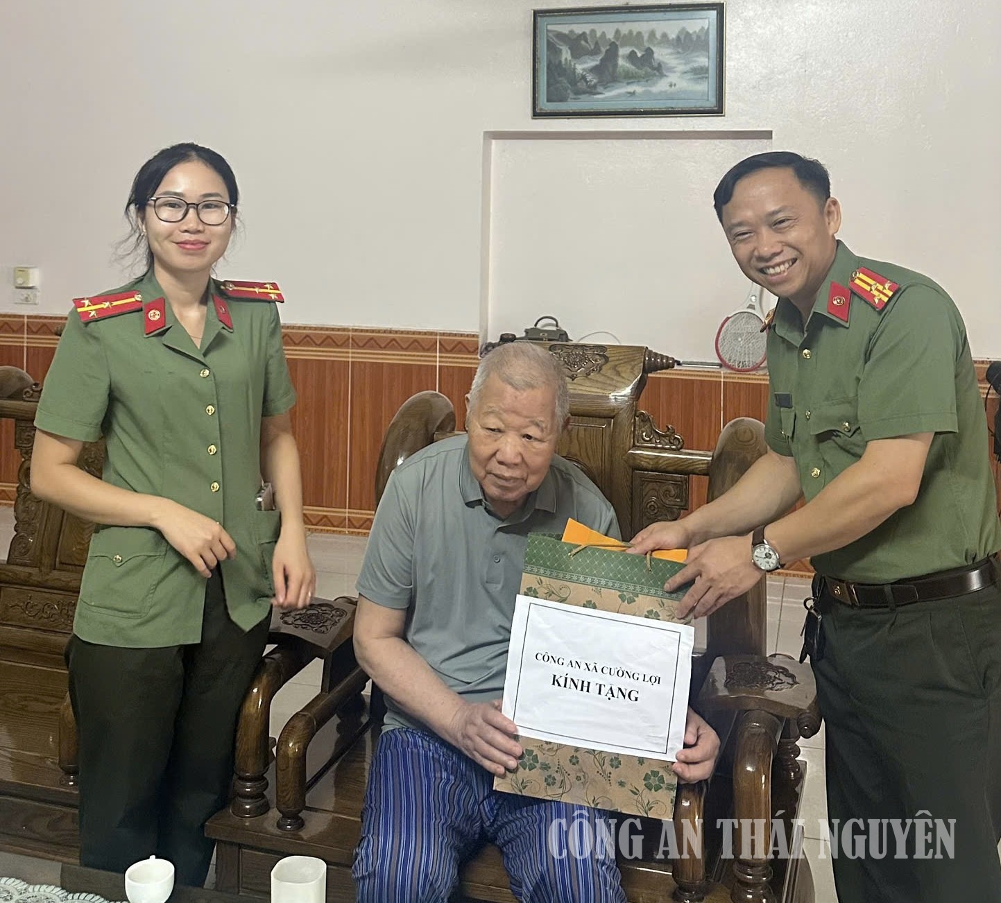 CƯỜNG LỢI THĂM HỎI TẶNG QUÀ (2)