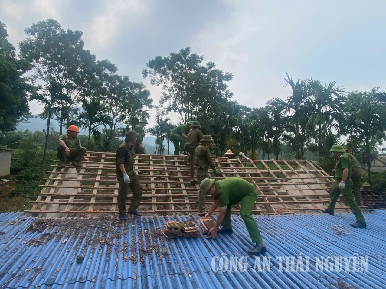 Công an xã Đại Từ hỗ trợ xóa nhà tạm, nhà dột nát cho hộ nghèo, khuyết tật.