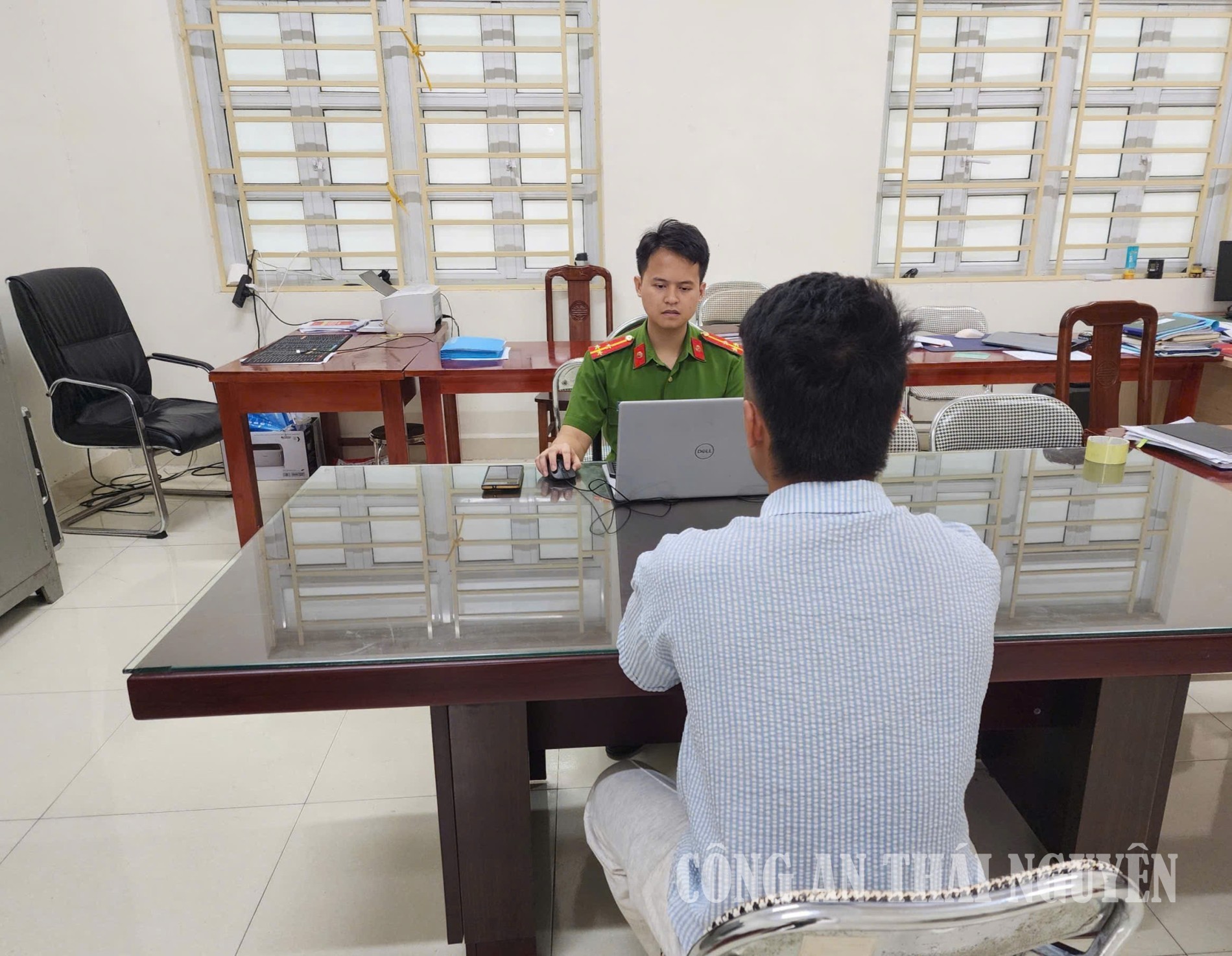 Công an xã làm việc với đối tượng liên quan đến ma túy.