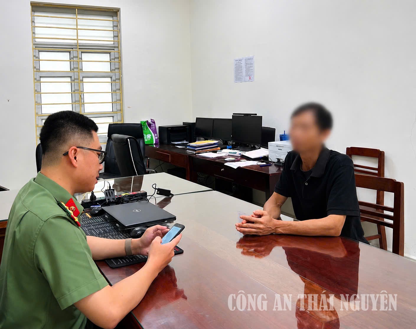 Công an xã Đại Phúc xác minh trường hợp tương tác với một số trang, hội, nhóm có nội dung xấu độc trên mạng xã hội.