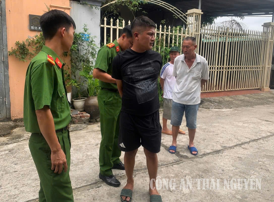 Đối tượng trộm cắp xe máy được Đại úy Kiều Thanh Hùng và người dân khống chế bàn giao cho Công an phường.