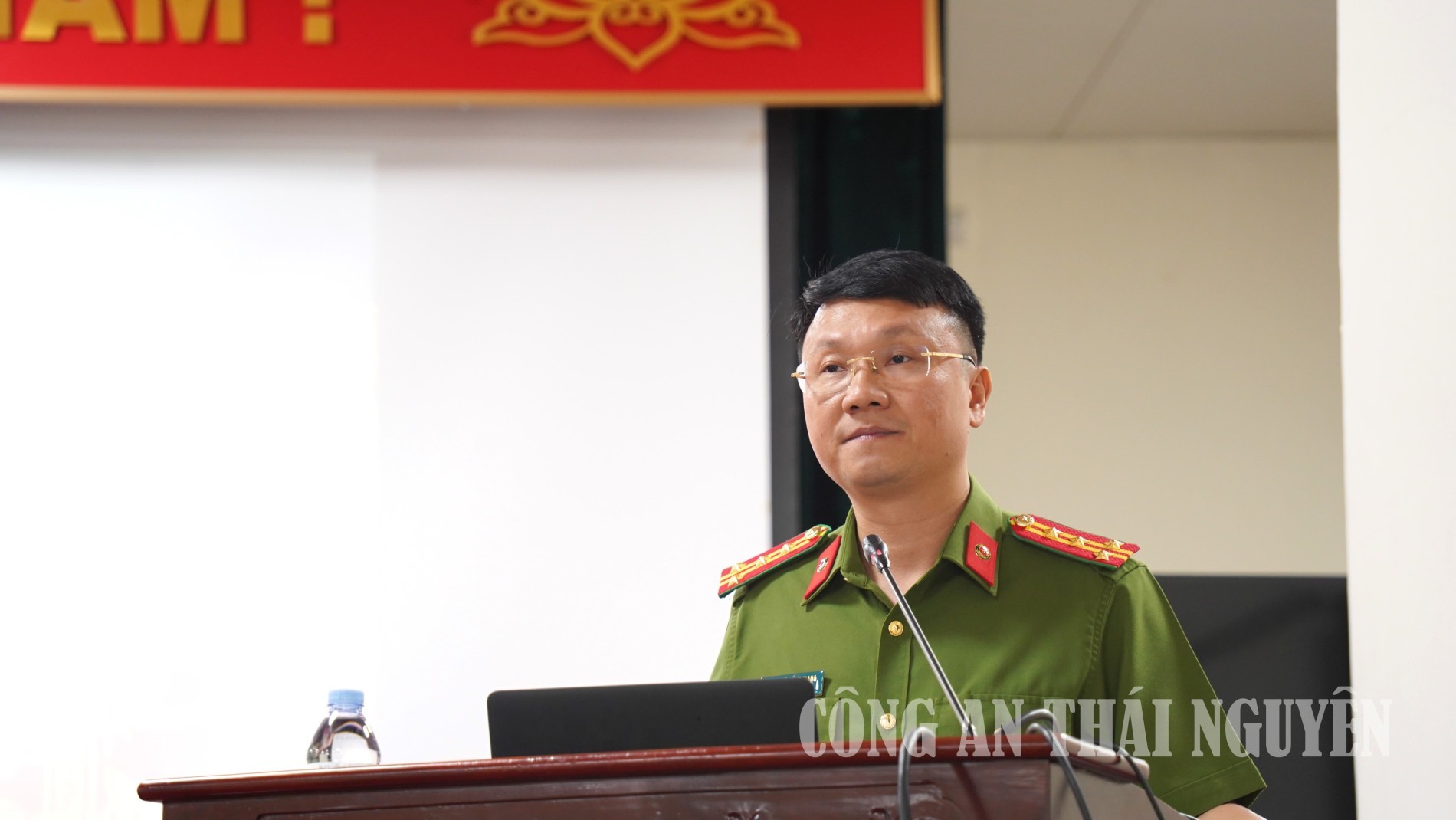 Đại tá Lê Hồng Giang, Phó Giám đốc Công an tỉnh Thái Nguyên phát biểu chỉ đạo tại Hội nghị tập huấn, hội ý nghiệp vụ công tác quản lý ngành, nghề đầu tư kinh doanh có điều kiện về an ninh, trật tự và con dấu năm 2026.