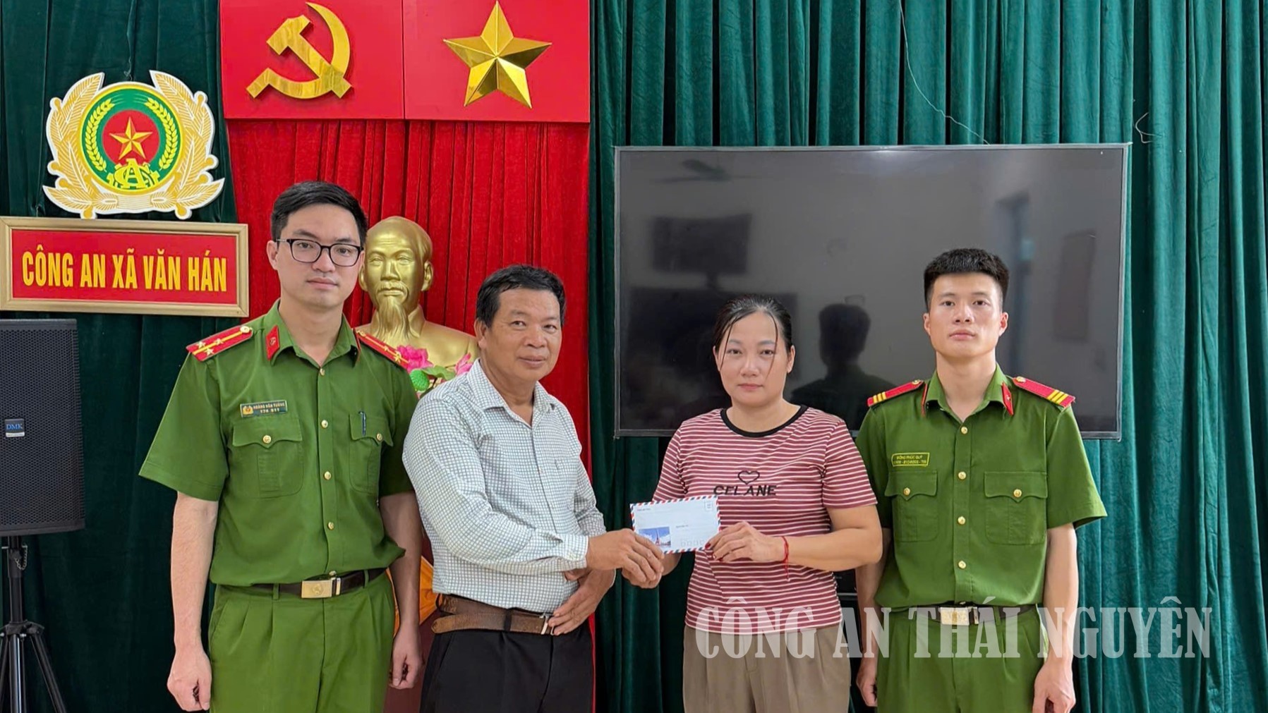 Công an xã Văn Hán hỗ trợ trao trả 60 triệu đồng cho người đánh rơi