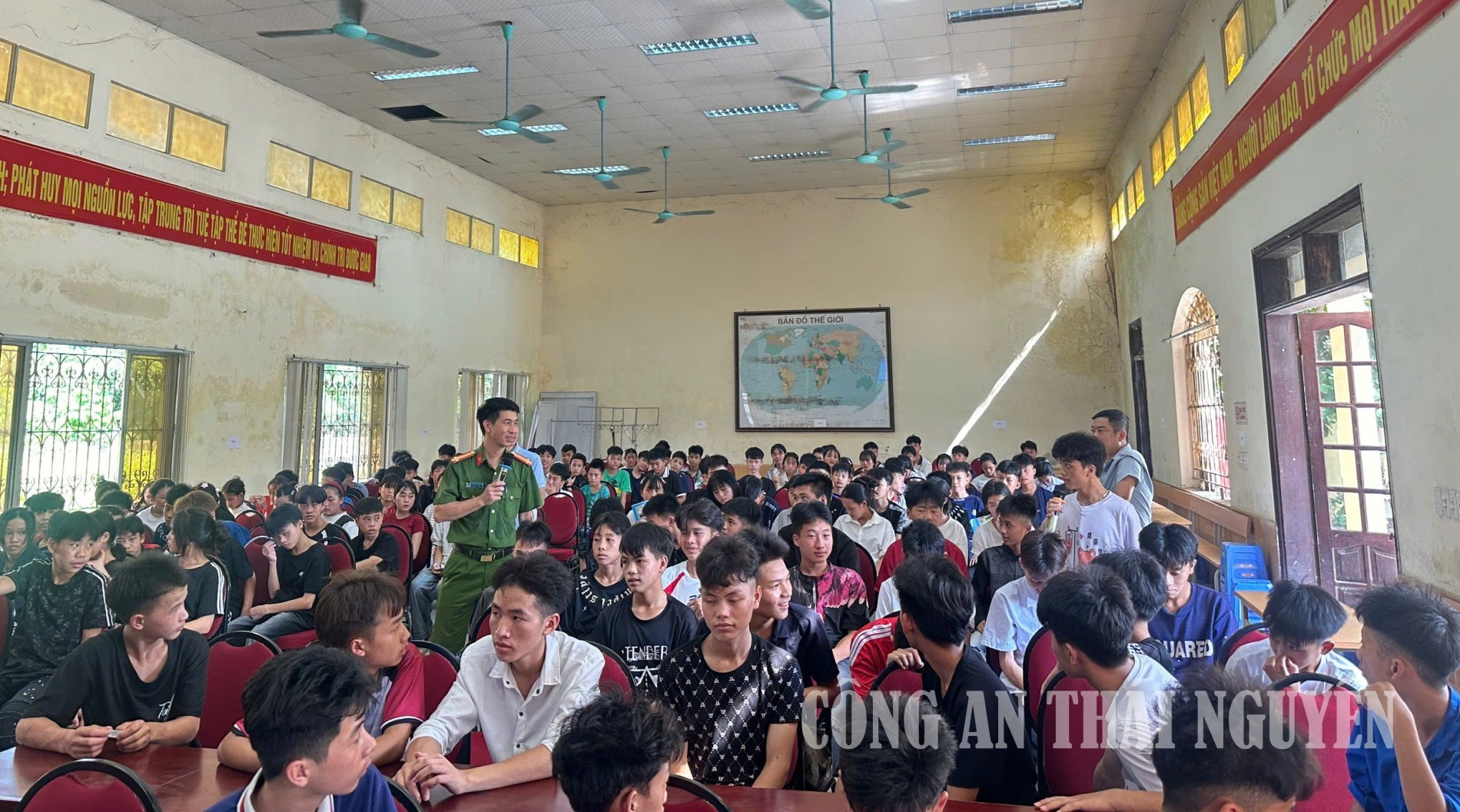 Cán bộ Công an phường đưa ra câu hỏi tương tác đối với học sinh