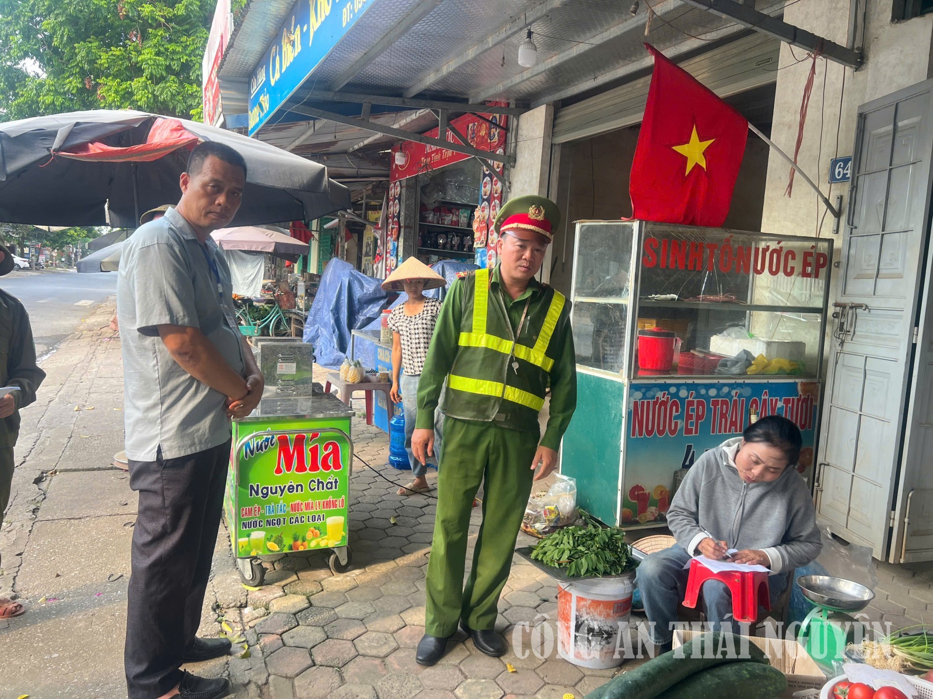 Quyết liệt chấn chỉnh tình trạng lấn chiếm vỉa hè, hành lang an toàn giao thông