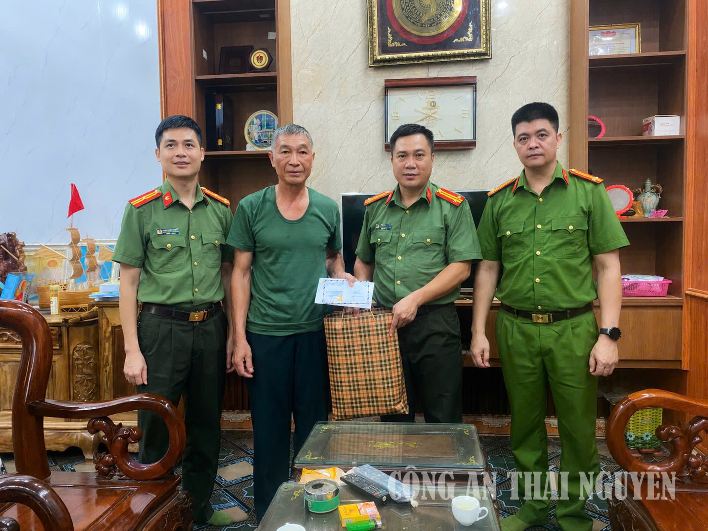 Công an xã tặng quà thương binh.