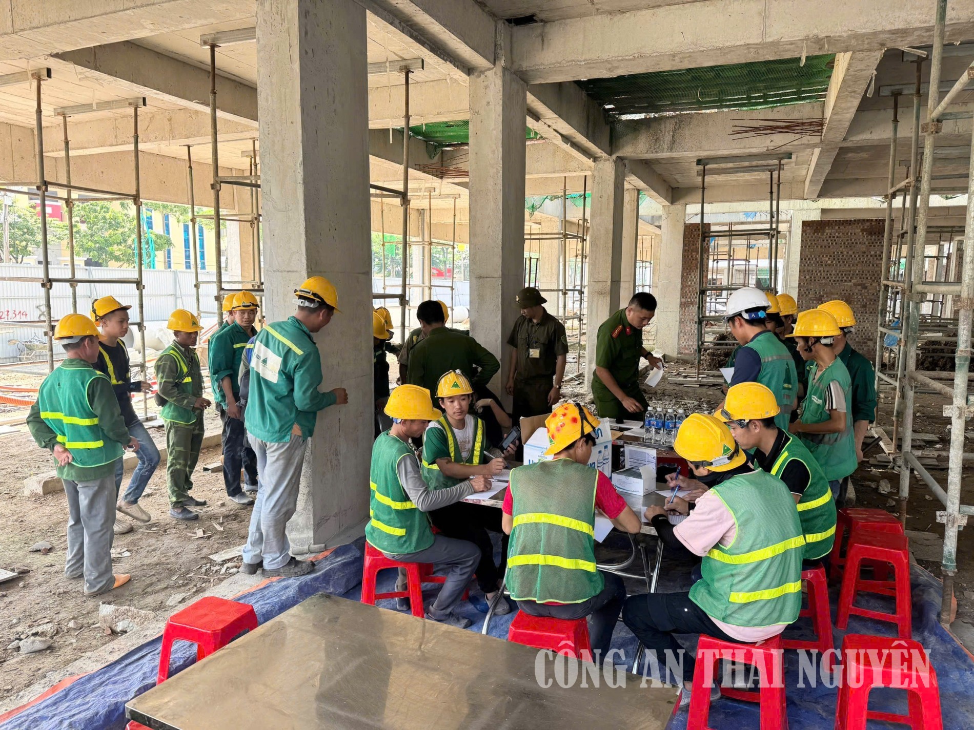 Tổ công tác kiểm tra, xét nghiệm ma túy tại công trình xây dựng.