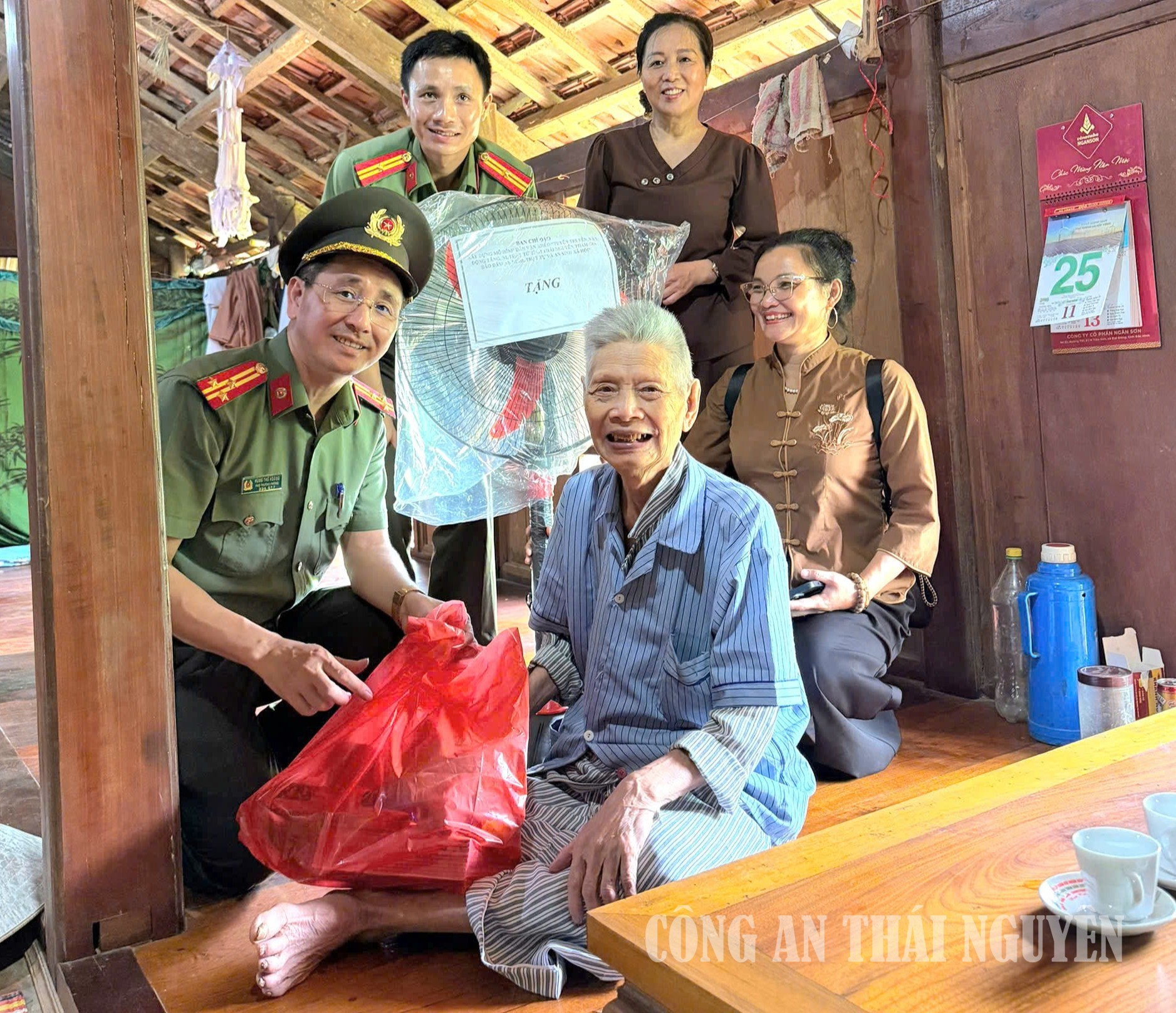 pa02 2 tặng quà gia đình thương binh, liệt sĩ