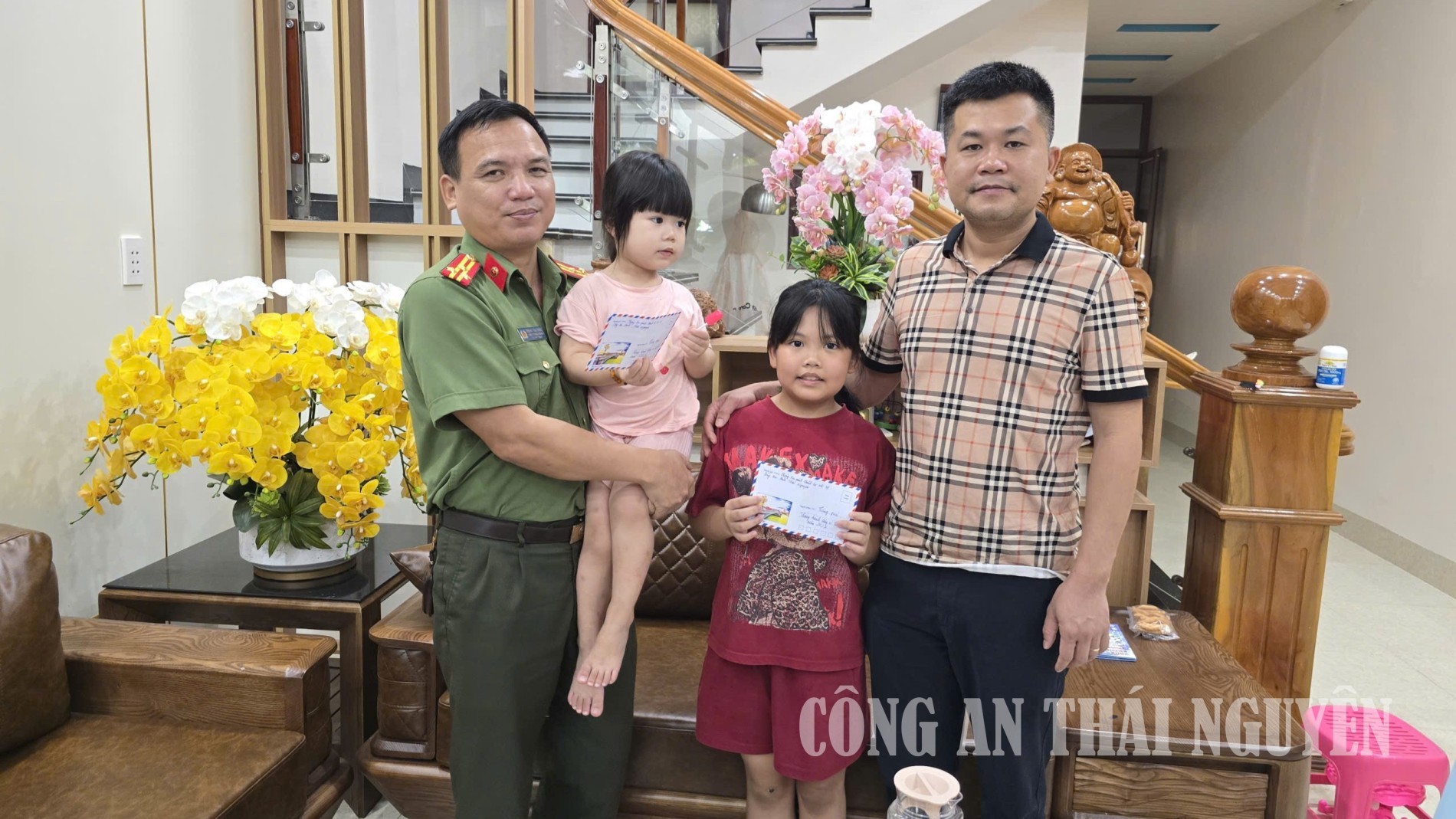 Phòng An ninh chính trị nội bộ tặng quà nhân “Tháng hành động vì trẻ em”.