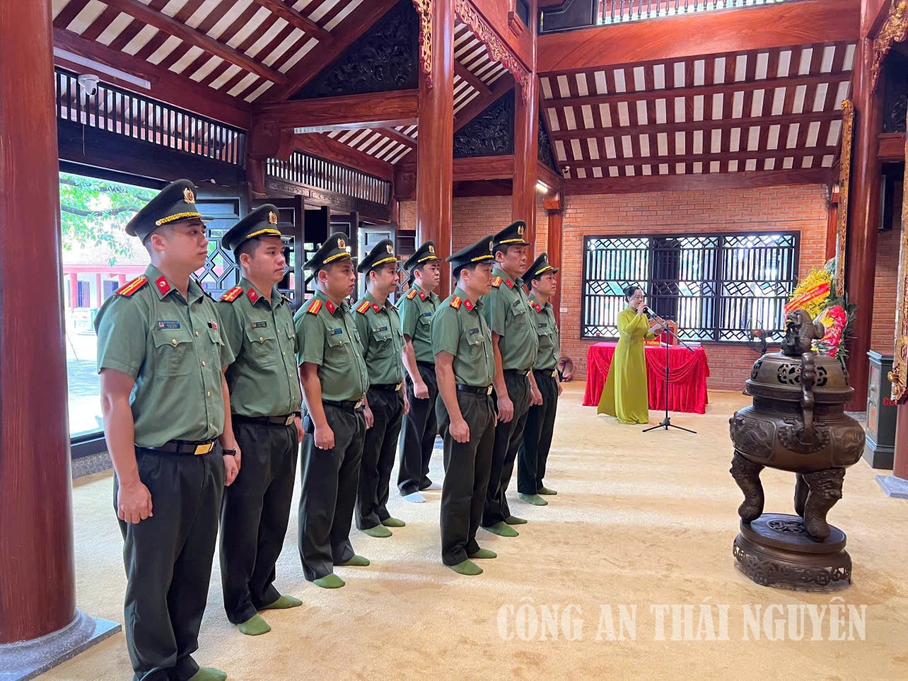 Phòng An ninh kinh tế dâng hương tại khu di tích lịch sử quốc gia 27/7.