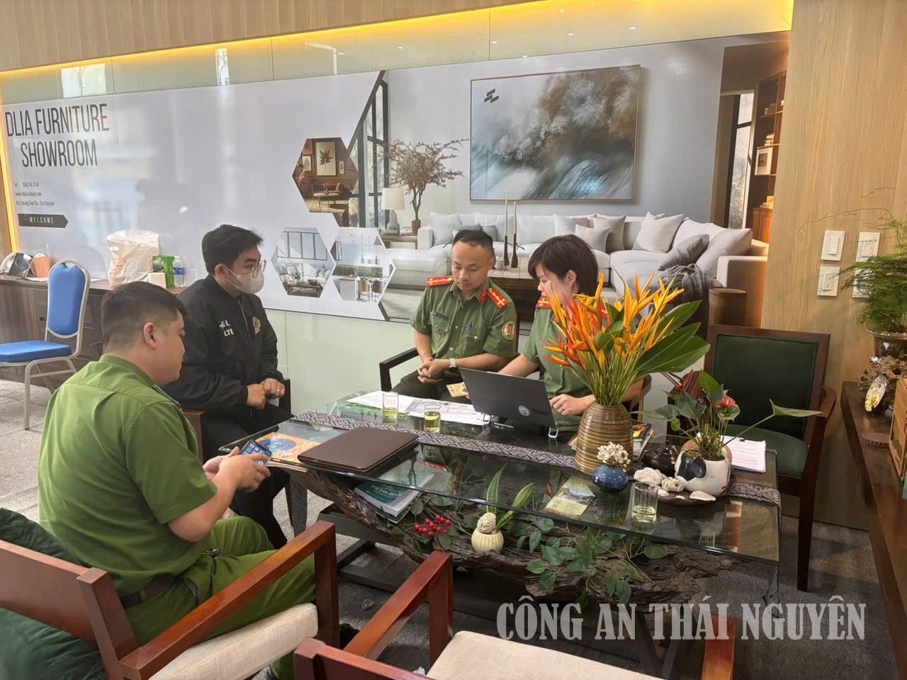 Phòng Quản lý xuất nhập cảnh kiểm tra, hướng dẫn quản lý người nước ngoài.
